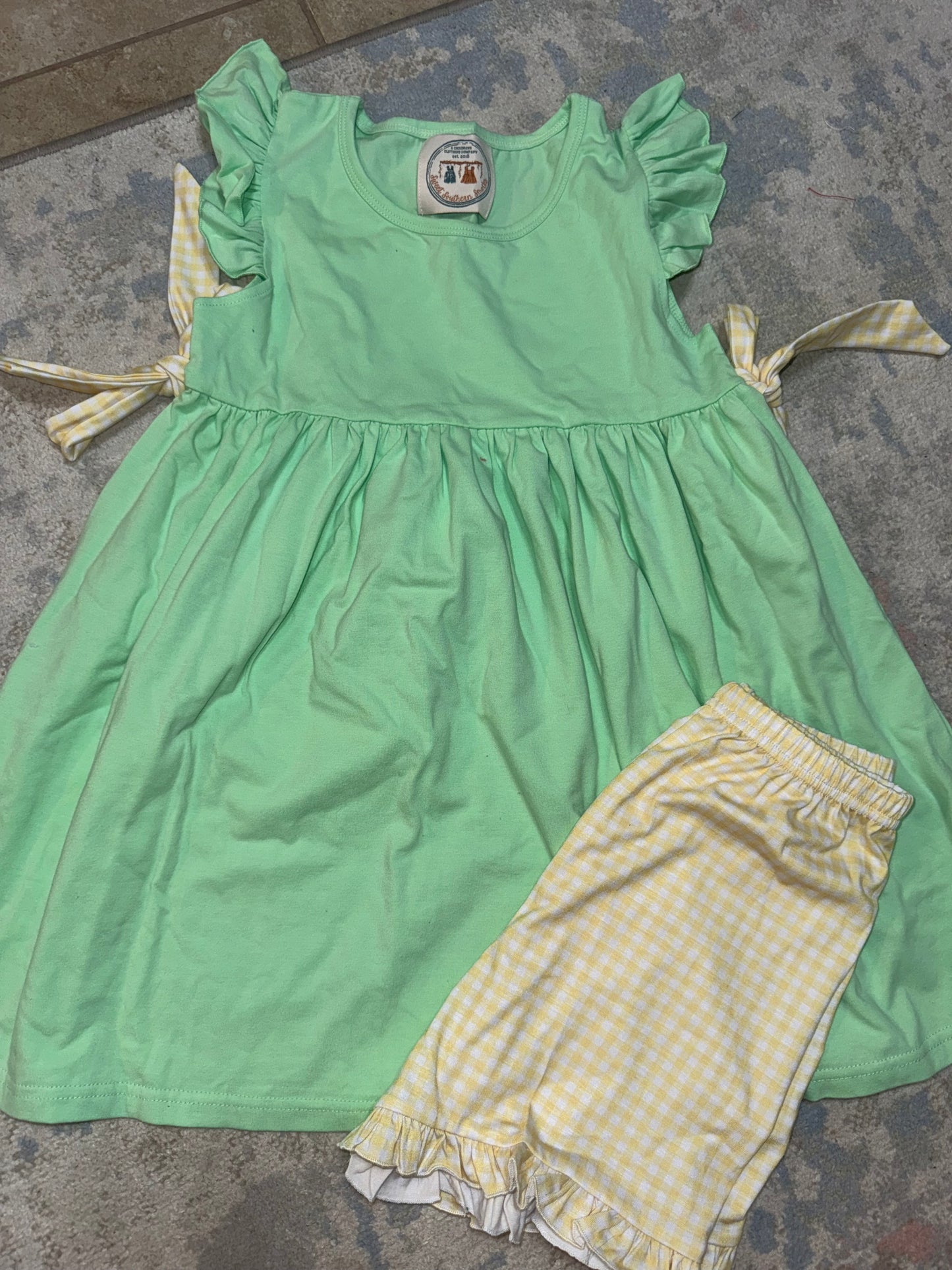 RTS-GREEN AND YELLOW GIRL SHORT 8/9Y